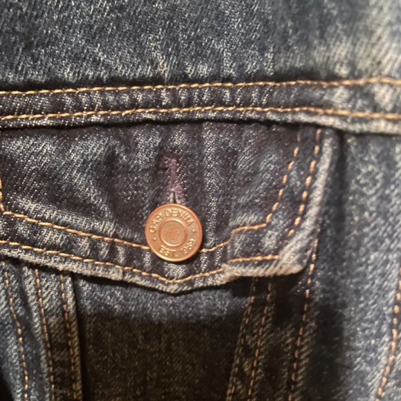 Gap- distressed down to waist denim jacket - Picture 3 of 11